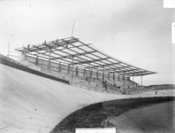 881318 Gezicht op de in aanbouw zijnde tribune van het Stadion Galgenwaard te Utrecht. De staalconstructie is geleverd ...